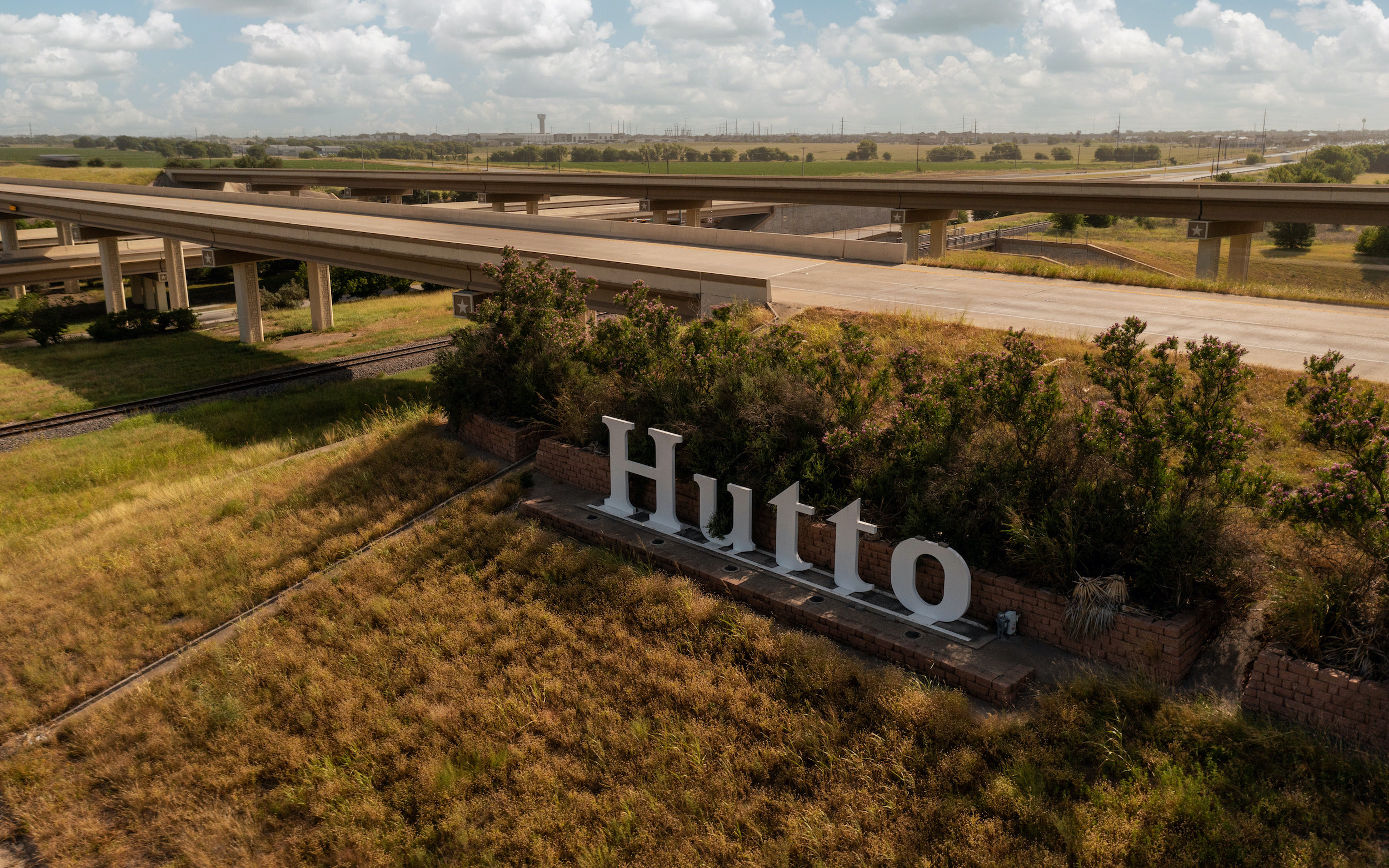 Hutto city sign with highway in the background